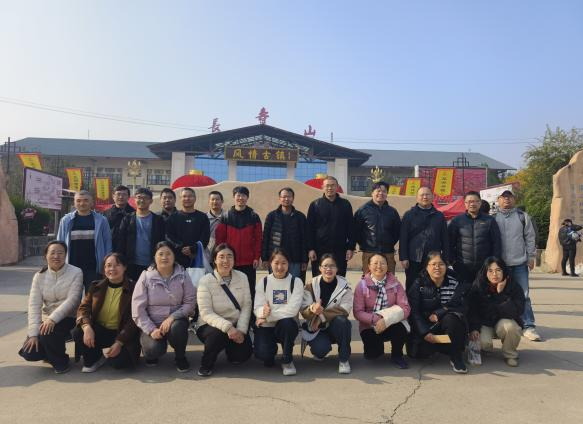 凝心聚力、拥抱金秋——电气信息工程学院开展教职工登山活动