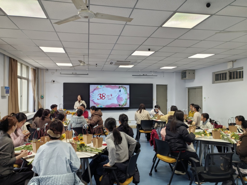 “巧手插花 魅力巾帼” ——电气信息工程学院举办庆“三八”主题插花活动